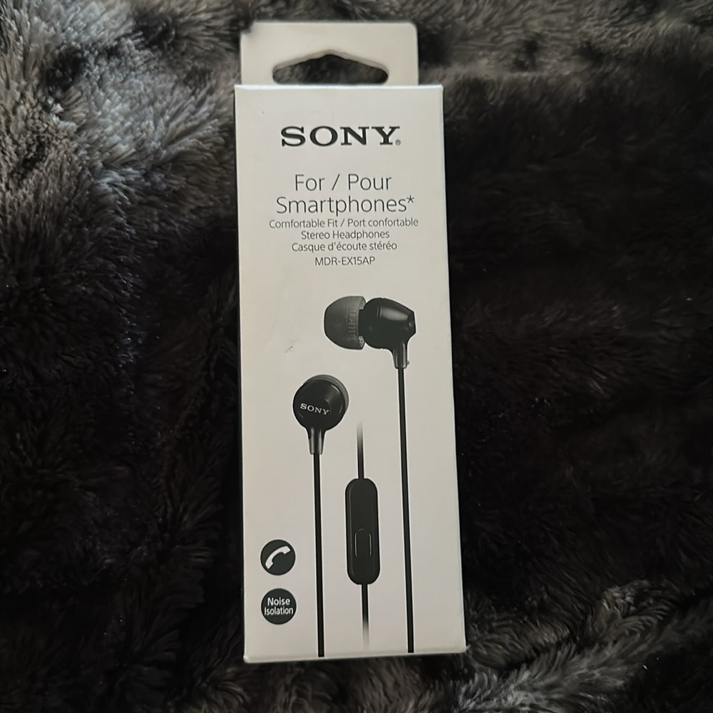 Sony Lightweight in ear headphone with 0.35" 8 Hz–22 kHz driver silicone earbuds - Picture 4 of 5